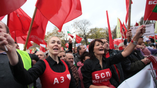 БСП събра хиляди в София да сложат точка на ГЕРБ