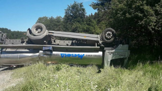 Цистерна с мляко се обърна на прохода Предел Сигналът за