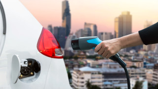 Бързото нарастване на използването на електрически превозни средства по света