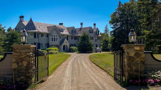 Американският актьор Джон Траволта продава имение с 20 спални намиращо