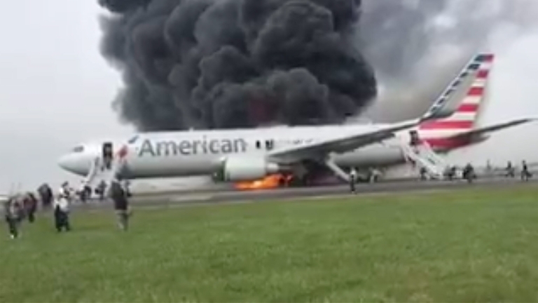 Самолет пламна при излитане в  Чикаго, няма пострадали