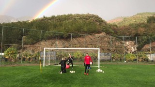 Многоцветна дъга зарадва футболистите и треньорите на ЦСКА в Алания