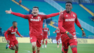 Футболистите на ЦСКА връчиха златна топка на големия герой от