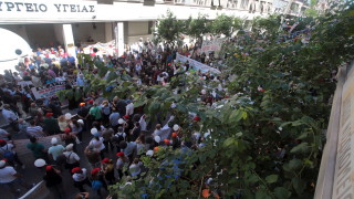 Лекарите от гръцките болници излязоха на еднодневна стачка Десетки протестираха