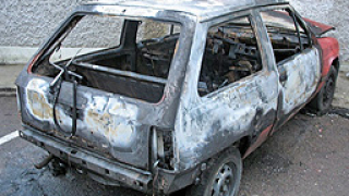 Автомобил изгоря напълно след удар в дърво