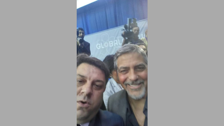 БСП депутат си прави селфи с Джордж Круни на форум за геноцида в Ереван