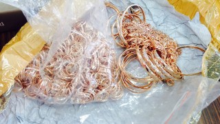 Митничари откриха 2 кг златни накити в кабина на тир