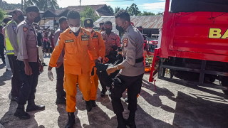 Камион с миньори катастрофира в Индонезия