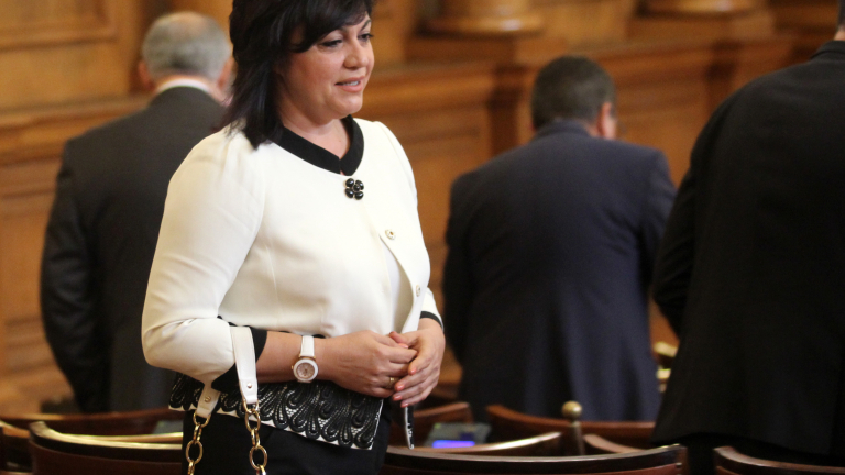 Опозицията скочи срещу Цачева заради орязания парламентарен контрол