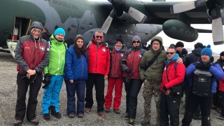 Коледни подаръци от българското Външно министерство получиха сто деца които