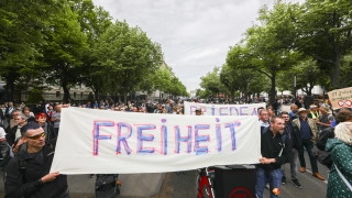 60 задържани при 40 протеста на десни и леви в Берлин в събота 