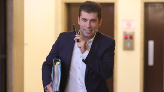 Той сюрпризира всички като спечели парламентарните избори през ноември а