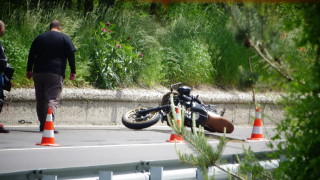 Моторист се удари в бетонна стена на пътя Симитли Банско около