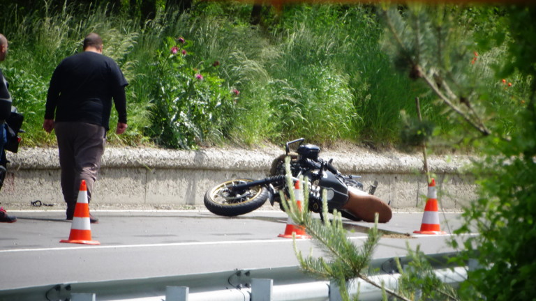Моторист се удари в бетонна стена на пътя Симитли-Банско около
