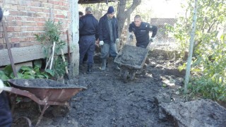 Военни моряци помагат на пострадалите от наводнението в Бургас
