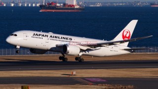 Самолет на авиокомпанията Japan Airlines JAL се е приземил аварийно