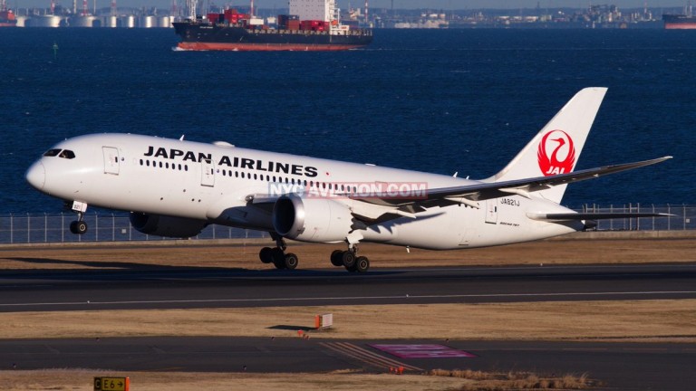 Самолет на авиокомпанията Japan Airlines (JAL) се е приземил аварийно