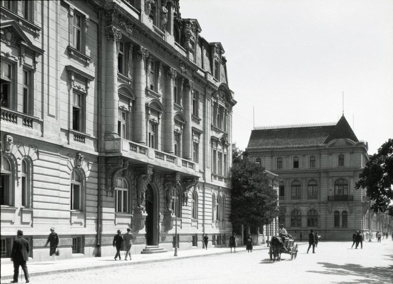 Сградата през 1926 година, когато е собственост на "Българска централна кооперативна банка"