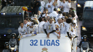 СНИМКИ: Реал направи почетна обиколка на Мадрид