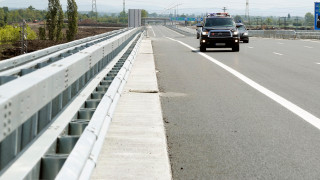 Лек автомобил падна по таван от моста на квартал Филиповци