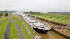 Преминаването на кораби през Панамския канал падна наполовина спрямо максимума