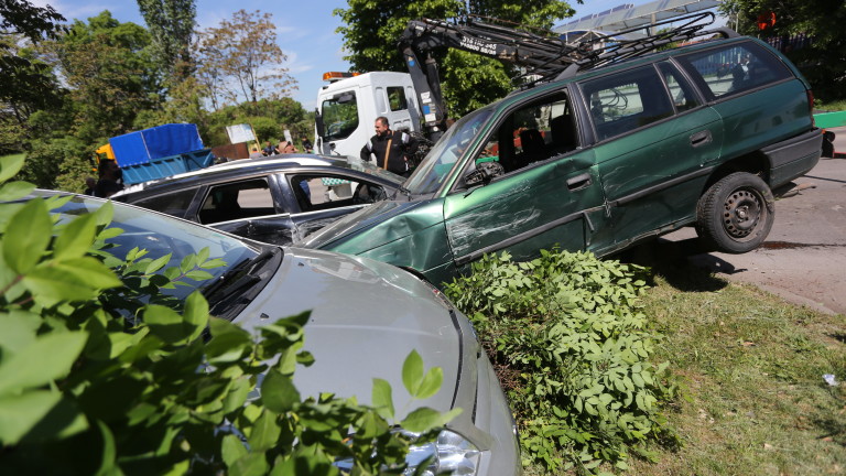 Шофьор катастрофира в Несебър, блъскайки се последователно в дърво, уличен
