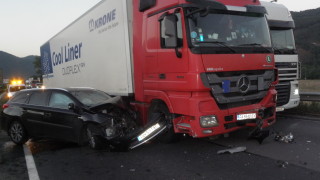 Пътят I 4 София Варна е временно затворен заради катастрофа между микробус и