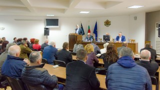 Държавата "цъфти и върже", а БСП се занимава с глупости, убеждава Цветанов