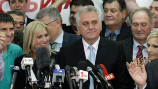 DW: Сръбският президент "под обстрел" заради отричането на геноцида в Сребреница