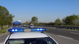 Трима души са пострадали при катастрофа между кола и бус