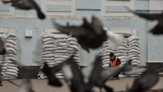 Кореспонденти на украинската обществена телевизия Суспилне предават за експлозиите в