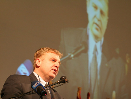 Атанасов атакува в съда избора на Каракачанов