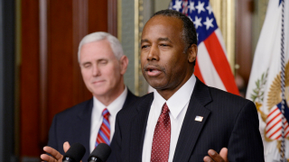 Секретарят на жилищното строителство и градското развитие на САЩ Бен