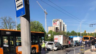 2 столични рейса приклещиха 5 автомобила на "Сливница"