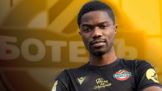 Нидерландският Камбюр официално обяви трансфера на защитника Джамал Амофа Договорът