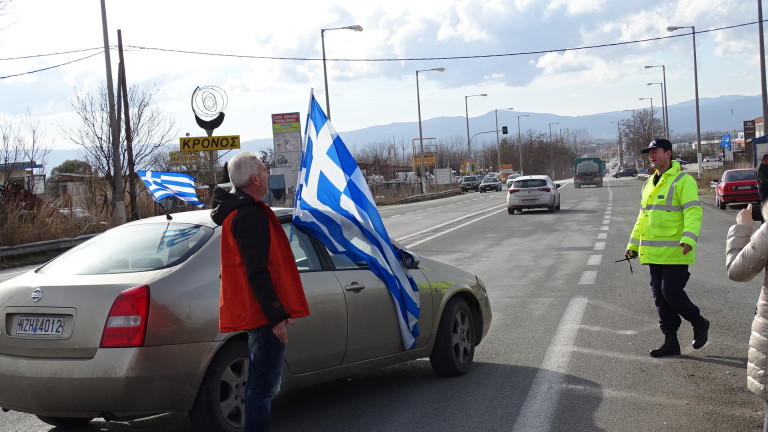 Жестока блокада спря целия трафик от Гърция към България, пише