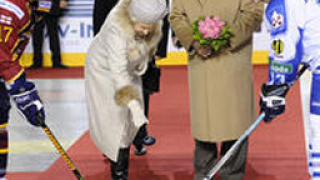 Елизабет II стъпи на леда, за да открие хокеен мач