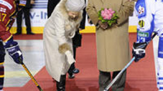 Елизабет II стъпи на леда, за да открие хокеен мач