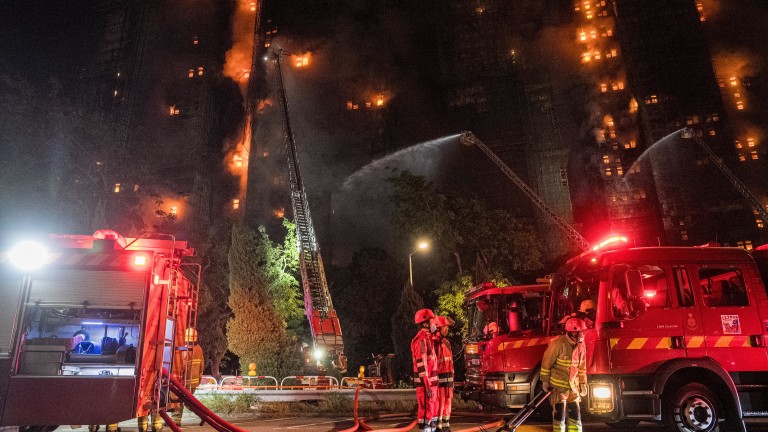 Огромен пожар в жилищен комплекс в Хонконг: Над 700 пожарникари са на място
