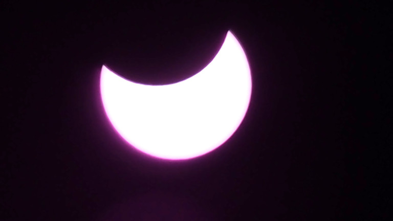 Наблюдаваме частично слънчево затъмнение