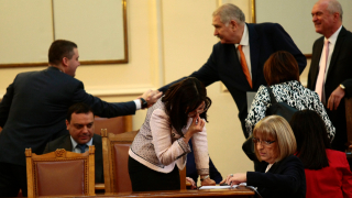 Сред скандали и остри дебати Цачева сбърка името на номинираната за правосъден министър