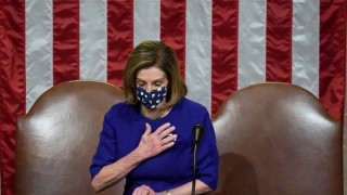 Председателят на конгреса Нанси Пелоси призова за отстраняването на действащия
