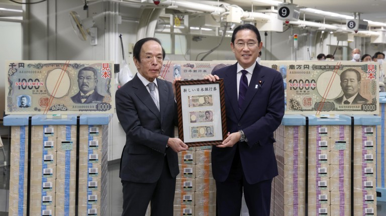 Гуверньорът на централната банка Казуо Уеда и премиерът Фумио Кишида