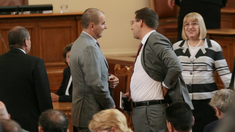 Задължиха областните управители и висшите чиновници да са магистри