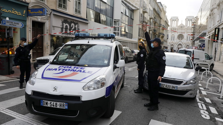 Жертва и шестима ранени, след като кола се вряза в заведение в Париж