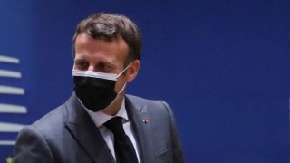 Френският президент Еманюел Макрон се ваксинира срещу COVID 19 заедно със