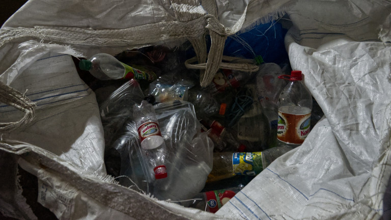 Така изглеждат бутилките, когато пристигнат за преработка