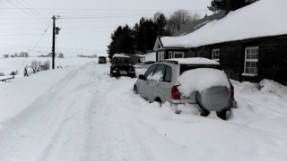 Вижте как да почистите снега пред дома си без усилия (ВИДЕО)