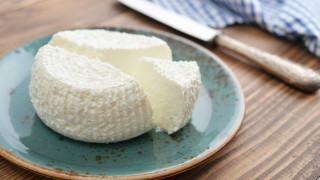 ЕС скастри Дания, че не се отказва да произвежда сирене "фета"