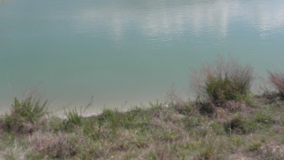 Водите на река Струма край язовир Пчелина текат в синьо
